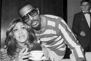 El tormentoso matrimonio de Tina Turner con el hombre que usaba su nariz “como saco de boxeo”