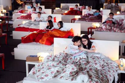 Ikea y Airbnb organizaron esta pijamada masiva en Ikea al descubrir que muchos de sus clientes soñaban con pasar una noche en la tienda.