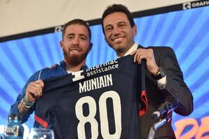 Iker Muniain, flamante refuerzo de San Lorenzo, durante la presentación, con el presidente del club Marcelo Moretti; el español utilizará el número 80