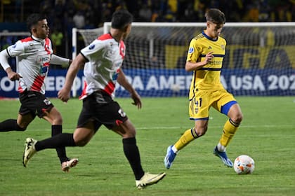 Iker Zufiaurre intenta un desborde ante Nacional Potosí en su debut oficial con la camiseta de Boca