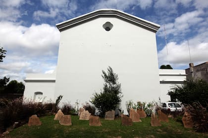 ILa glesia de San Carlos, la más antigua de Uruguay, tiene un cementerio que data de mediados del siglo XVIII