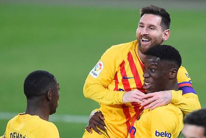 Ilaix Moriba es abrazado por Lionel Messi en uno de los partidos disputados la temporada anterior