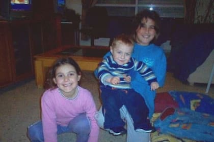 Ilan, en el medio, llegó al país en el 2007 sin saber hablar español. En esta foto, un recuerdo de su niñez