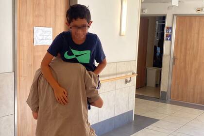 Ilán juega junto a un niño en el hospital de Tel Aviv