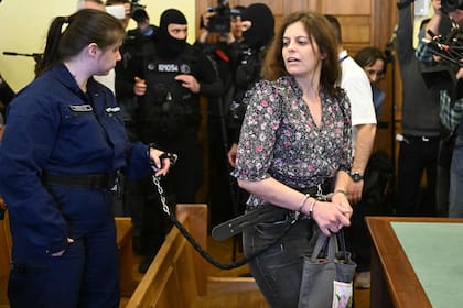 El caso de una italiana detenida en Hungría y exhibida con grilletes y cadenas pone a Meloni en aprietos
