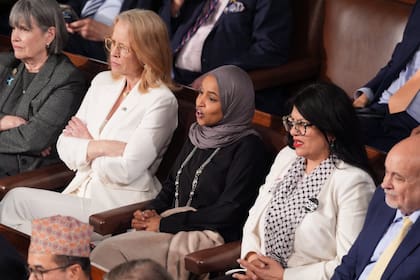 Ilhan Omar reacciona durante el discurso