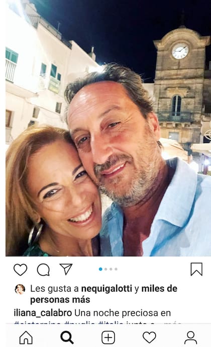 Julio de 2019, durante su último viaje a Italia con Antonello. La entonces feliz pareja posa en la plaza principal de la ciudad de Cisternino (provincia de Brindisi, Puglia).