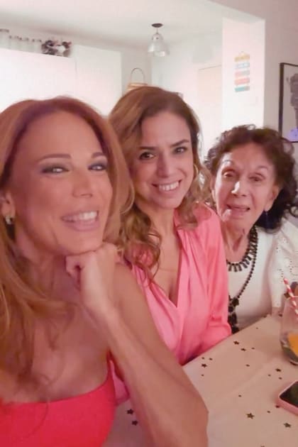 Iliana Calabró en su casa con su hermana y su mamá