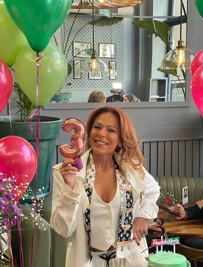 Iliana Calabró, muy feliz, de participar de la obra y de esta celebración. Luego de brindar, las actrices debieron preparar las valijas porque la gira de esta pieza continúa. Sus próximos destinos: La Pampa, Córdoba, Montevideo, Salta y Jujuy y luego, cerrarán el año en Buenos Aires