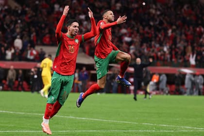 Ilias Akhomach, en primer plano, y un festejo con la camiseta de Marruecos
