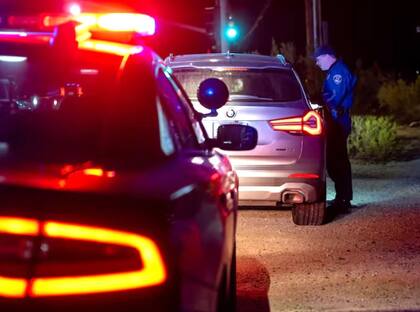 Illinois implementó nuevas regulaciones que impiden que las autoridades policiales detengan a una persona solo por tener un objeto colgado del espejo retrovisor