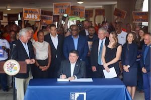Todas las leyes firmadas por JB Pritzker que entran en vigor en Illinois en enero 2026