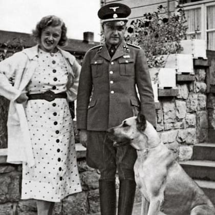 Ilse, junto a su esposo Karl-Otto Koch, comandante del campo de concentración de Buchenwald, y tmbién famoso por su crueldad contra los prisioneros