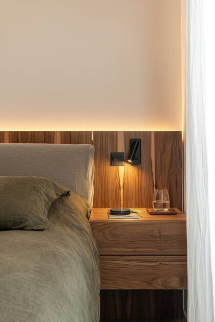 Iluminación LED en el respaldo de cama y lámpara de lectura (Huup)
