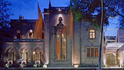 Iluminada por completo, la fachada de cantera rosa resalta de noche en pleno Paseo de la Reforma