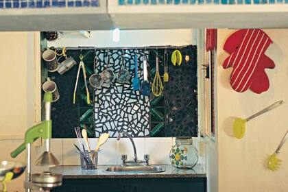 Iluminar con tubos fluorecentes el área de mesadas de la cocina es práctico y no quita calidad al resto del ambiente