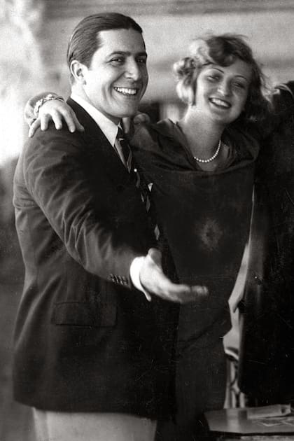 Carlos Gardel bromea junto a su amiga Marguerite Vignou a bordo del buque Conte Rosso, el 12 de junio de 1928