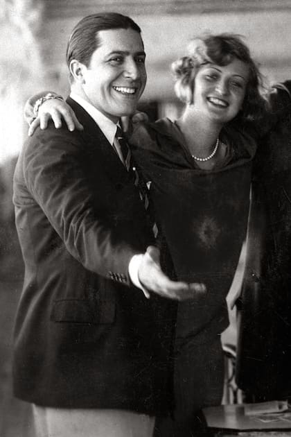 ILUSTRA SERIE DE NOTAS SOBRE CARLOS GARDEL El cantante de tangos Carlos Gardel bromea junto a su amiga Marguerite Vignou a bordo del buque Conte Rosso el 12 de junio de 1928