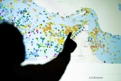Ilustración fotográfica tomada en Nicosia el 4 de mayo de 2026 que muestra los movimientos de buques en el estrecho de Ormuz en un sitio web de seguimiento marítimo