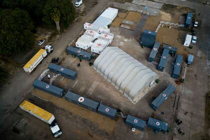 Imagen aérea de la llegada de los camiones al Apostadero Naval de las Fuerzas Armadas en Retiro