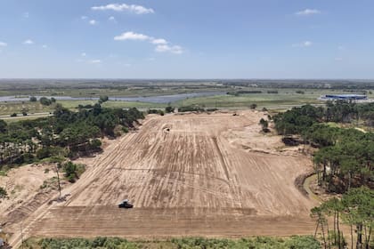 Imagen aérea del área donde avanza la obra de la planta depuradora, con el terreno ya nivelado y preparado para las estructuras principales del proyecto