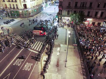 Imagen aérea del operativo policial y la protesta, en la esquina de Rivadavia y Callao