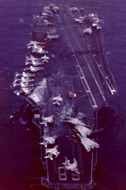 Imagen aérea del portaaviones Nimitz (CVN-68) luego del accidente del 26 de mayo de 1981
