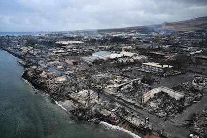 Imagen aérea muestra casas y edificios destruidos luego del incendio en Lahaina.