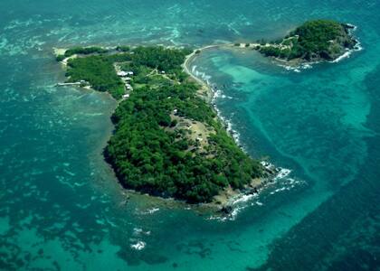 Imagen aérea que muestra cómo se veía Cayo Santiago en 2008. El istmo que une la parte más grande del territorio con Cayo Pequeño desapareció luego del huracán María en 2017