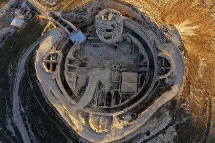 Imagen aérea tomada el 25 de noviembre de 2020 que muestra una vista de la fortaleza de Herodes el Grande, con el sitio de la tumba del rey y el teatro construido por él entre el 23 y el 15 a. C. en el desierto de Judea