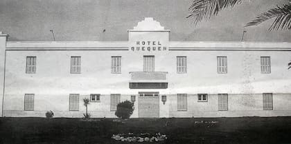 Imagen antigua del frente del Hotel Quequén
