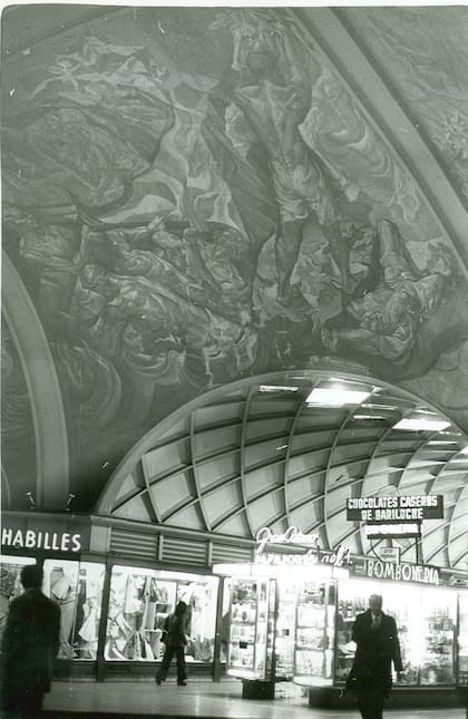 Imagen captada el 15 de septiembre de 1976 de los murales de las Galerías Pacífico.
Foto de Cayetano Galizia.