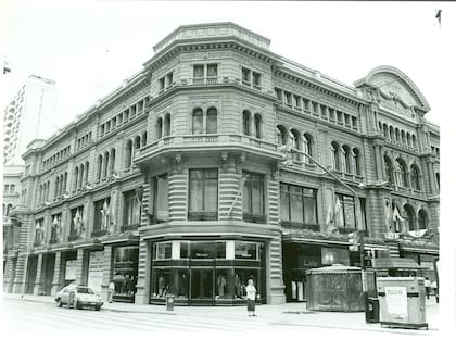 Imagen captada el 25 de diciembre de 1990 de las Galerías Pacífico.
Foto de Cayetano Galizia.