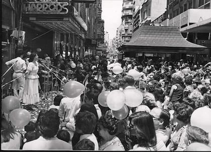 Imagen captada el 28 de noviembre de 1981 de Papa Noel frente a Harrods, en la calle Florida.
Foto de Adolfo Passalacqua.