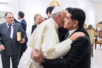 El saludo con Diego Armando Maradona durante una audiencia privada celebrada en Ciudad del Vaticano, el 4 de septiembre del 2014