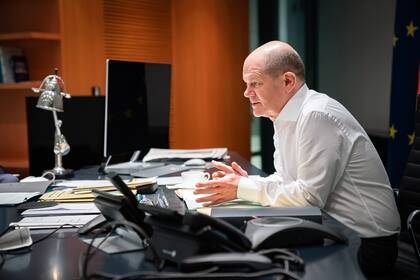 Imagen compartida por el gobierno alemán en la que se ve al canciller Olaf Scholz durante su conversación telefónica con el presidente de Estados Undios, Joe Biden, el 17 de febrero 2022.