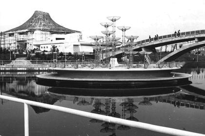Imagen de 1967, plena construcción del techo de la Confitería Neptuno, que se inauguró un año después