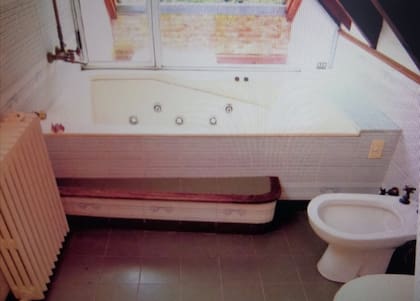 Imagen de archivo: así lucía, en 2002, el baño donde encontraron, semisumergida en la bañera, a María Marta García Belsunce.