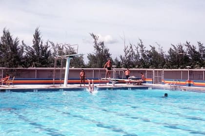 Imagen de archivo de 1981 del Batallón de Construcción Naval de EE.UU. en la piscina de Diego García
