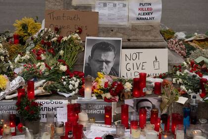 Imagen de archivo de flores y velas depositadas en recuerdo al opositor ruso Alexei Navalni.