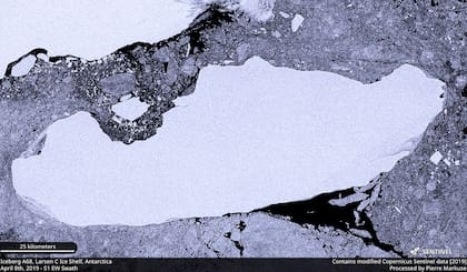 Imagen de archivo de satélite del iceberg A-68A cuando se desprendió de la plataforma de hielo Larsen C en la Antártida, el 8 de abril de 2019