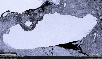 Imagen de archivo de satélite del iceberg A-68A cuando se desprendió de la plataforma de hielo Larsen C en la Antártida, el 8 de abril de 2019