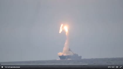 Imagen de archivo del 7 de octubre de 2020 en la que Rusia lanza por primera vez un misil de crucero hipersónico 'Tsirkon' desde un submarino nuclear.
