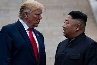 Imagen de archivo del encuentro del presidente de Estados Unidos, Donald Trump, y el líder norcoreano, Kim Jong-un, en la frontera intercoreana en junio de 2019
