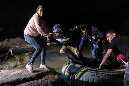 (Imagen de archivo) Migrantes llegan a Estados Unidos luego de haber cruzado el río Bravo con un "coyote"