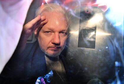 Imagen de Assange al ser traslado a una prisión británica