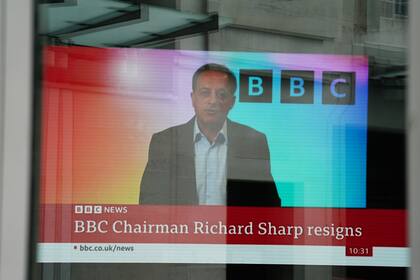 Imagen de BBC reportando sobre la sorpresiva renuncia de su presidente, Richard Sharp