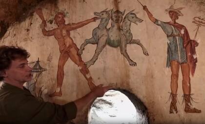 Imagen de Cancerbero sobre el ingreso a la tumba