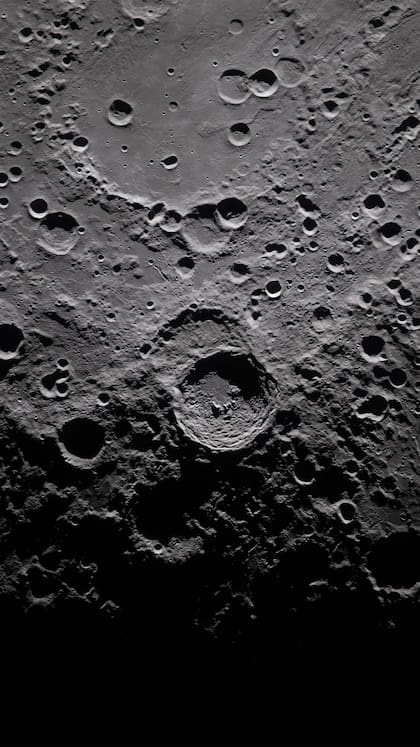 Imagen de cerca de la Luna tomada desde el Artemis II