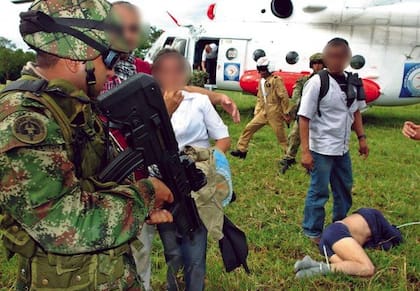 Imagen de cuando el helicóptero aterrizó en tierra segura. Uno de los carceleros es reducido.